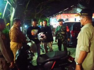 Tim gabungan mengamankan 10 orang pelaku yang kedapatan membuang sampah sembarangan di sepanjang jalur By Pass di Kecamatan Kuranji, Kota Padang