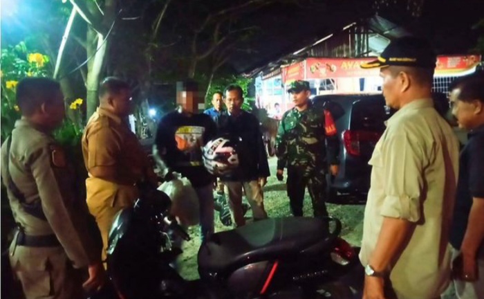 Tim gabungan mengamankan 10 orang pelaku yang kedapatan membuang sampah sembarangan di sepanjang jalur By Pass di Kecamatan Kuranji, Kota Padang