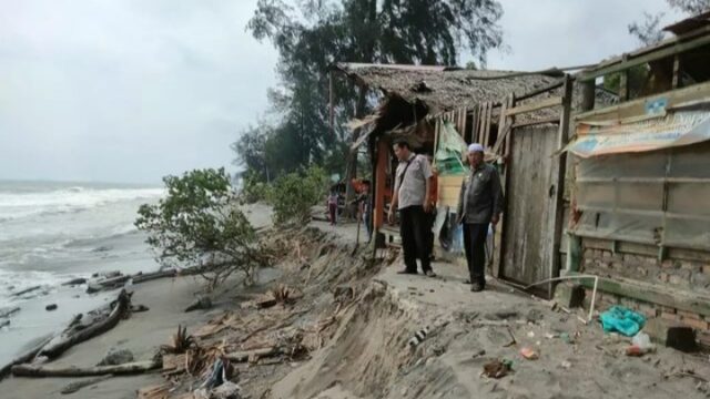 Abrasi pantai terjadi Korong Keramat Jaya, Nagari Manggopoh Palak Gadang, Kecamatan Ulakan Tapakih, Kabupaten Padang Pariaman, Sumbar,