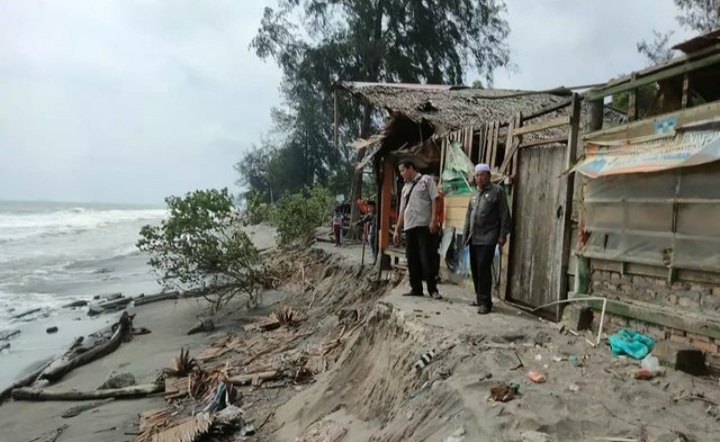 Abrasi pantai terjadi Korong Keramat Jaya, Nagari Manggopoh Palak Gadang, Kecamatan Ulakan Tapakih, Kabupaten Padang Pariaman, Sumbar,