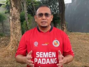 Penasihat tim Semen Padang FC Andre Rosiade meminta wasit yang memimpin jalannya Liga 2 untuk profesional. Dia ingin terciptanya kompetisi