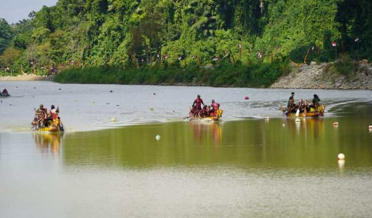 Korem 032/Wirabraja menggadakan Festival Dragon Boat se-Sumbar yang digelar di Embung Objek Wisata Peridon Siap Maju Aek Nabirong,