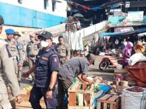 Satuan Polisi Pamong Praja (Satpol PP) Kota Padang menertibkan para pedagang yang berjualan di halaman parkiran Pasar Bandar Buat,