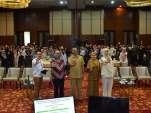 Stunting masih menjadi ancaman bagi Indonesia. Hal ini dikarenakan stunting tidak hanya membuat anak bertubuh pendek, tetapi juga menurunkan