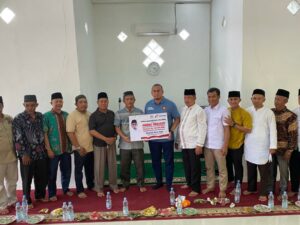 Anggota DPR RI asal Sumbar, Andre Rosiade memberikan bantuan untuk pembangunan Surau Nurul Yaqin di Jorong Sungai Sariak, Nagari Muaro Takung