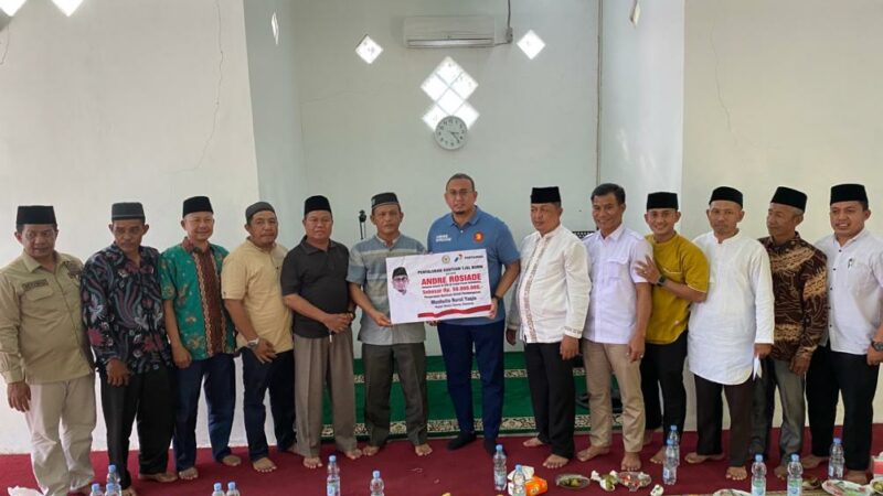 Anggota DPR RI asal Sumbar, Andre Rosiade memberikan bantuan untuk pembangunan Surau Nurul Yaqin di Jorong Sungai Sariak, Nagari Muaro Takung