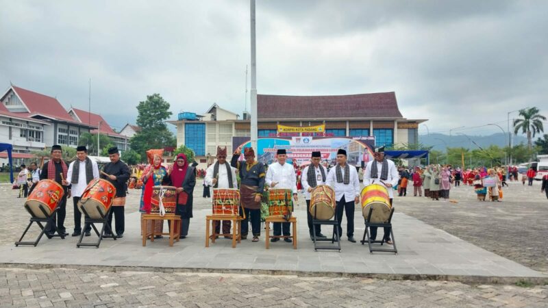 Pemko Padang resmi mencanangkan mata pelajaran Keminangkabauan untuk tingkat PAUD, SD dan SMP di Galanggang Balai Kota, Aia Pacah,