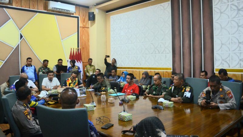 Pemko Padang berencana akan melakukan penertiban pedagang kaki lima (PKL) di sepanjang Pantai Padang. Penertiban ini dikukung unsur TNI-Polri