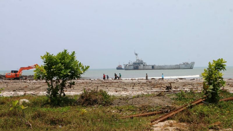 Eks Kapal Perang Republik Indonesia (KR) Teluk Bone sudah tiba di perairan Kota Pariaman, Sumatra Barat (Sumbar) pada Kamis (28/9/2023).