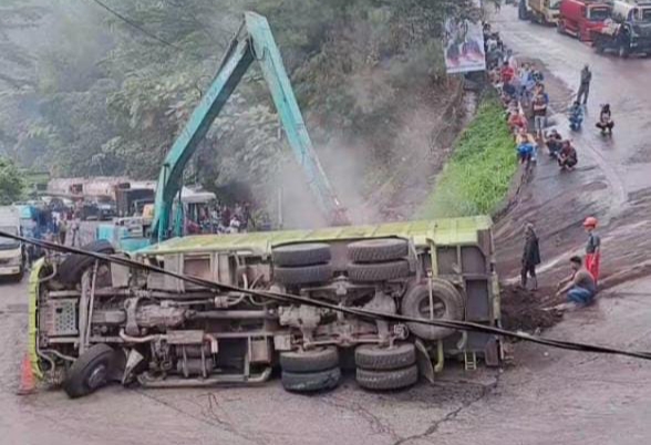2 Ban Pecah, Truk Batu Bara Kecelakaan di Sitinjau Lauik