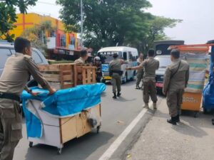 Gunakan Badan Jalan untuk Berjualan, Satpol PP Padang Tegur Pedagang