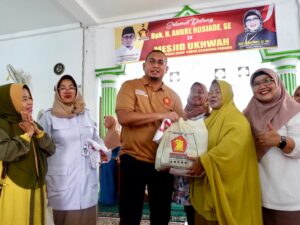 Andre Rosiade Bagikan Ratusan Sembako di Kampung Baru Lubeg