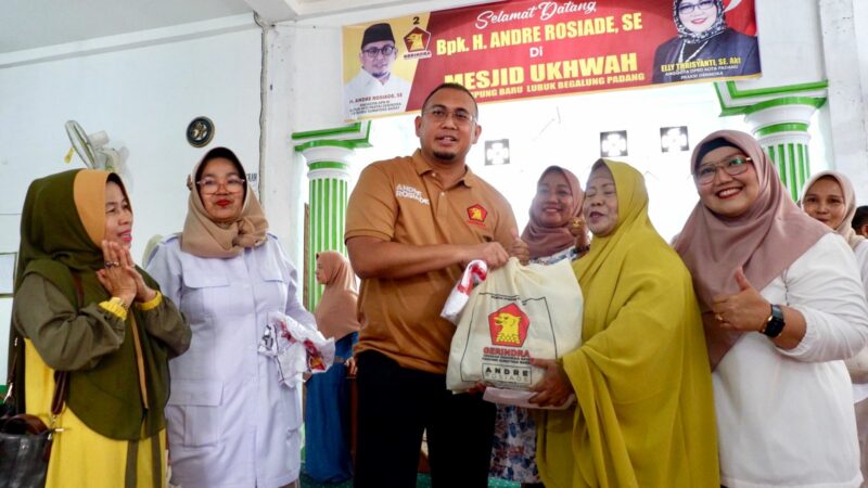 Andre Rosiade Bagikan Ratusan Sembako di Kampung Baru Lubeg