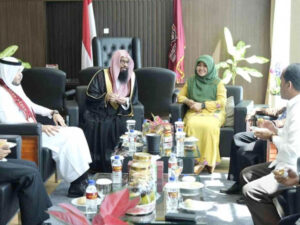 Rektor UIN IB Padang, Martin Kustati mendampingi atase dan pendidikan Kedubes Arab Saudi di Padang. [Foto: Dok. UIN IB Padang]