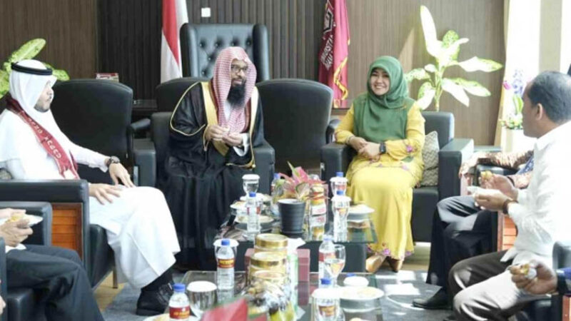 Rektor UIN IB Padang, Martin Kustati mendampingi atase dan pendidikan Kedubes Arab Saudi di Padang. [Foto: Dok. UIN IB Padang]