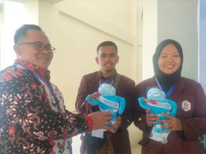 Liren Hanifa dan Pauzan Lubis raih juara harapan III pada lomba Cabang Media Inovasi Pembelajaran di PKM III Jambi. [Foto: Dok. UIN IB Padang]