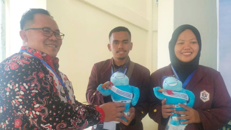 Liren Hanifa dan Pauzan Lubis raih juara harapan III pada lomba Cabang Media Inovasi Pembelajaran di PKM III Jambi. [Foto: Dok. UIN IB Padang]