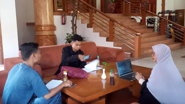 Tim mematangkan persiapan untuk mengikuti Lomba Debat Bahasa Arab di PKM III Jambi. [Foto: Dok. UIN IB Padang]