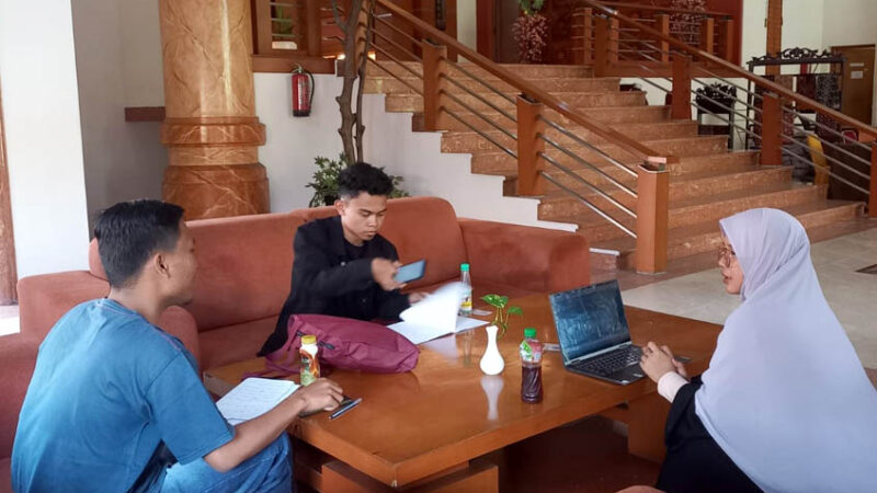 Tim mematangkan persiapan untuk mengikuti Lomba Debat Bahasa Arab di PKM III Jambi. [Foto: Dok. UIN IB Padang]