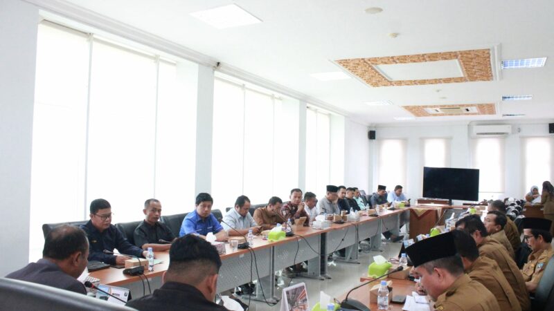 DPRD bersama Pemkab Dharmasraya melakukan rapat gabungan yang merupakan tahapan lanjutan dari pembahasan Ranperda tentang Perubahan