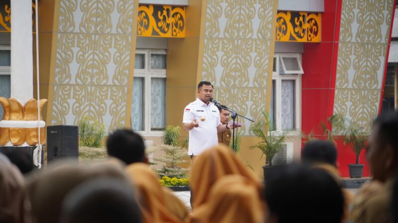 Bupati Dharmasraya, Sutan Riska Tuanku Kerajaan memimpin Apel Gabungan Bulan Oktober yang digelar di halaman Kantor Bupati Dharmasraya,