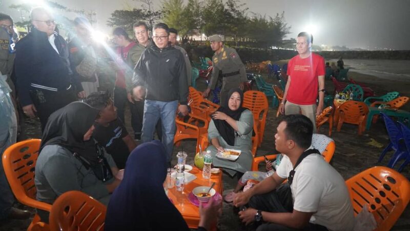 Mulai Tertata Rapi, Wako Hendri Septa Nikmati Malam di Pantai Padang