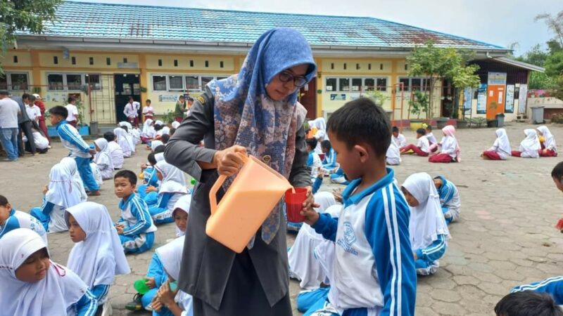 Sirukam Dairy Bagikan Susu Segar ke Sekolah dan Panti Asuhan di Padang Panjang