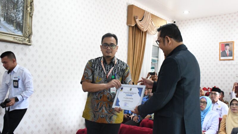 Bantu Penanganan Stunting di Labuah Panjang, Semen Padang Raih Penghargaan dari Bupati Solok