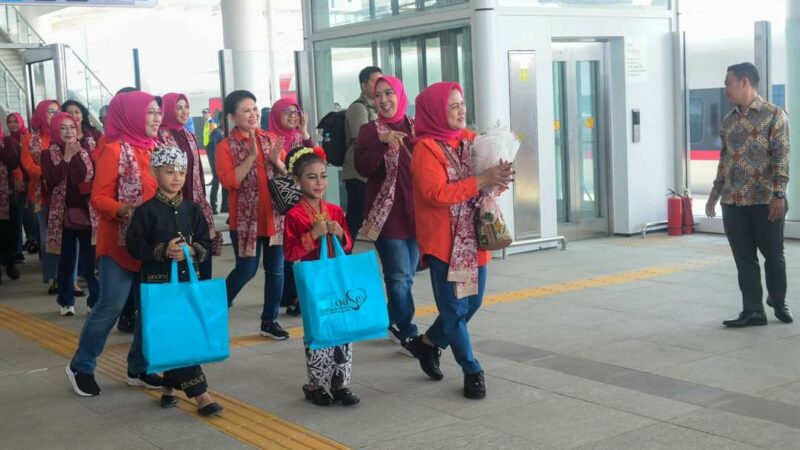 Naik Whoosh, Ibu Negara: Tak Terasa 27 Menit Sampai Bandung