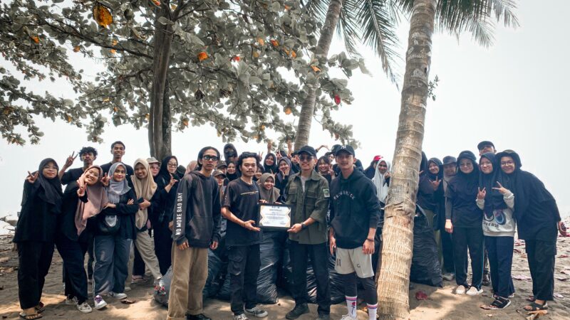BEM FBS UNP dan Green Generation Sumbar Gelar Kegiatan Bersih Pantai