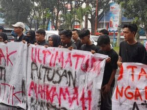 Tolak Putusan MK Soal Usia Capres Cawapres, Mahasiswa Gelar Aksi di DPRD Sumbar