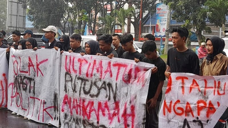 Tolak Putusan MK Soal Usia Capres Cawapres, Mahasiswa Gelar Aksi di DPRD Sumbar