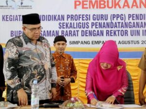 Rektor UIN IB Padang, Martin Kustati menandatangani MoU dengan Pemkab Pasaman Barat. [Foto: Dok. UIN IB Padang]