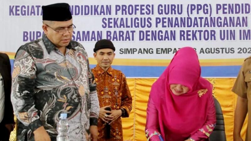 Rektor UIN IB Padang, Martin Kustati menandatangani MoU dengan Pemkab Pasaman Barat. [Foto: Dok. UIN IB Padang]