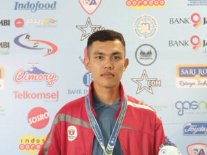 Achmal Hafizu Rozaq, peraih medali perak pada cabang lempar pisau di PKM III Jambi. [Foto: Dok. UIN IB Padang]