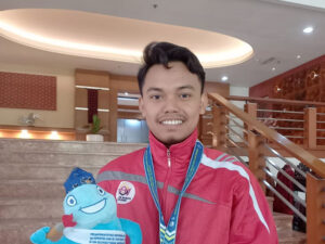 Nofrizal Afandi, mahasiswa UIN IB Padang peraih medali emas pada cabangkaligrafi di PKM III Jambi. [Foto: Dok. UIN IB Padang]