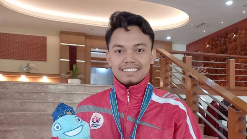 Nofrizal Afandi, mahasiswa UIN IB Padang peraih medali emas pada cabangkaligrafi di PKM III Jambi. [Foto: Dok. UIN IB Padang]