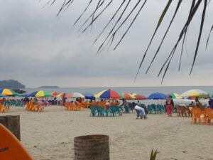 Dispar Kota Padang Imbau Wisatawan Pantai Agar Tidak Berenang di Tengah Cuaca Ekstrem