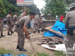 Satpol PP Padang menertibkan pedagang kaki lima (PKL) yang berjualan di Jalan Sutan Syahril, Kecamatan Padang Selatan, Senin (30/10/2023).