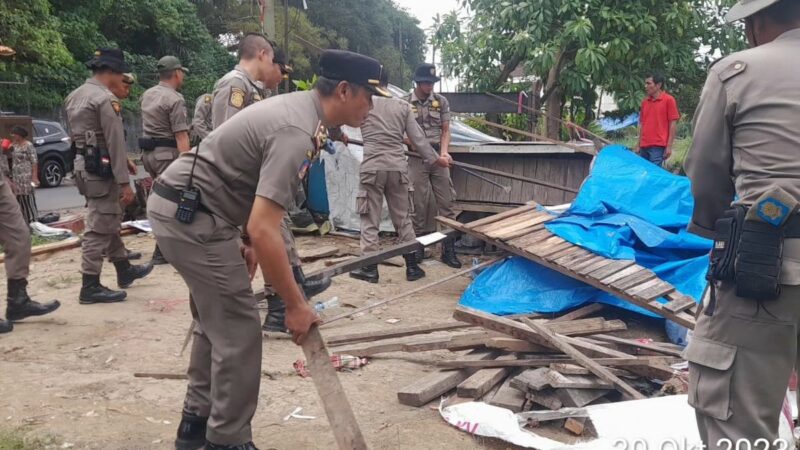 Satpol PP Padang menertibkan pedagang kaki lima (PKL) yang berjualan di Jalan Sutan Syahril, Kecamatan Padang Selatan, Senin (30/10/2023).