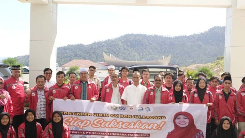 Pelepasan kontigen UIN IB Padang untuk mengikuti PKM dan PTI se-Asia di Jambi. [Foto: Dok. UIN IB Padang]