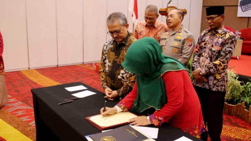Rektor UIN IB Padang tanda tangangi MoU dengan Badan Pengembangan dan Pembinaan Bahasa Kementerian Pendidikan, Riset dan Teknologi. [Foto: Dok. UIN IB Padang]