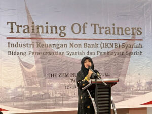 Rektor UIN IB Padang, Martin Kustati saat membuka ToT Industri Keuangan Non Bank Syariah. [Foto: Dok. UIN IB Padang]