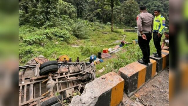Sebuah truk yang bermuatan alat-alat pasar malam mengalami kecelakaan tunggal dan masuk jurang di kawasan Silaing, di Jorong Air Mancur