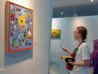 Kepala Dinas Kebudayaan Sumbar Syaifullah membuka pameran yang diikuti perupa-perupa asal Sumbar, Selasa (3/10/2023). Ada sebanyak 31 lukisan