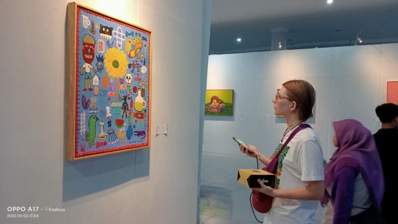 Kepala Dinas Kebudayaan Sumbar Syaifullah membuka pameran yang diikuti perupa-perupa asal Sumbar, Selasa (3/10/2023). Ada sebanyak 31 lukisan