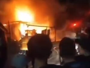 Kebakaran menghanguskan empat petak kedai di Jalan Adinegoro Tangah Jua, Kelurahan Aur Kuning, Kecamatan Aur Birugo Tigo Baleh,