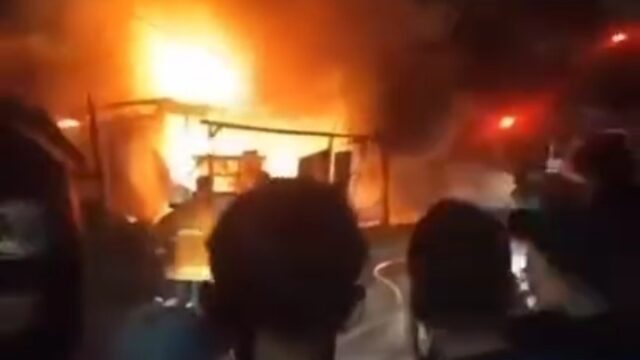 Kebakaran menghanguskan empat petak kedai di Jalan Adinegoro Tangah Jua, Kelurahan Aur Kuning, Kecamatan Aur Birugo Tigo Baleh,