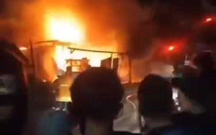 Kebakaran menghanguskan empat petak kedai di Jalan Adinegoro Tangah Jua, Kelurahan Aur Kuning, Kecamatan Aur Birugo Tigo Baleh,