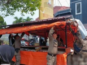 Personel Satpol PP melakukan penertiban terhadap pedagang kaki lima (PKL) yang melanggar aturan di sejumlah kawasan di Kota Padang. Di antaranya,